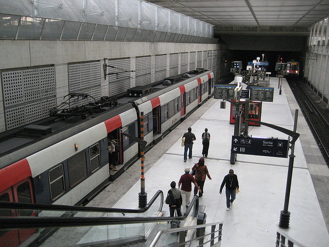 1280px-RER-B_at_Charles_de_Gaulle