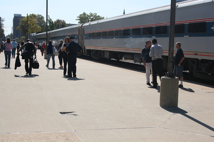 Lincoln_Service_train_at_Springfield_station%2C_September_2009